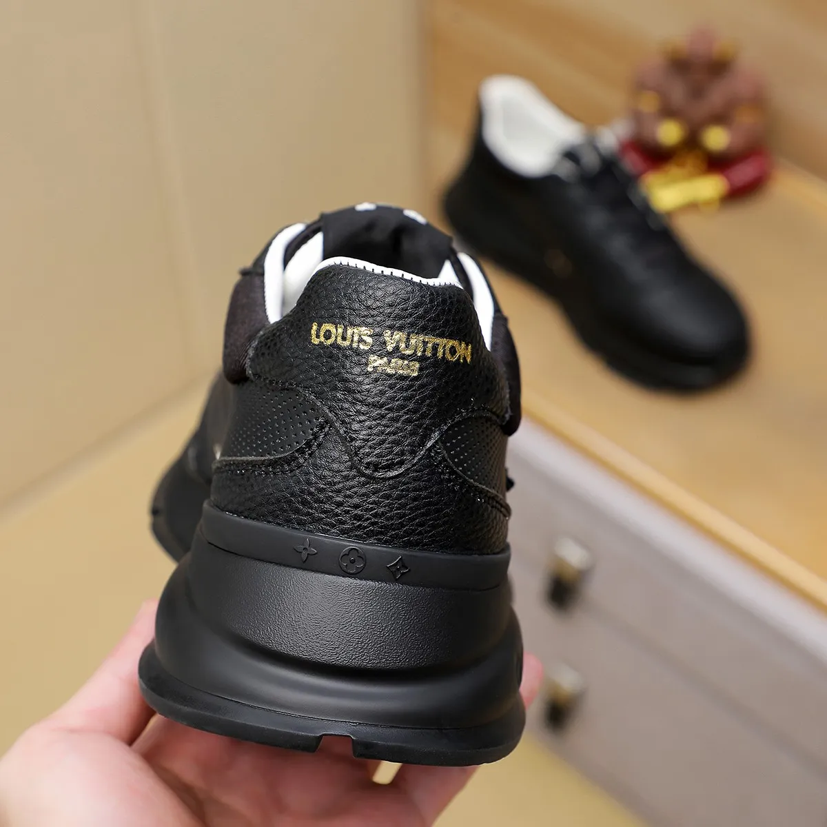Ex-factory price: 440¥🌹🌹[LV Louis Vuitton] new low-top casual men's shoes. A must-have for fashionable men, new products are released in Hong Kong counters [strong], big-name style, European and American masters strongly create unique styles, comfortable on the feet, super soft outsole, super wear-resistant. Gives people a strong visual impact. Material: imported first-layer cowhide leather upper ➕rubber non-slip outsole, rubber graphics matching, 38 to 44